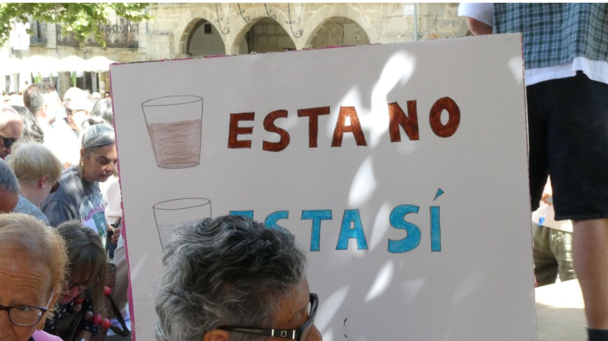 M&aacute;s de 600 personas se manifiestan por la calidad del agua en Piedrah&iacute;ta