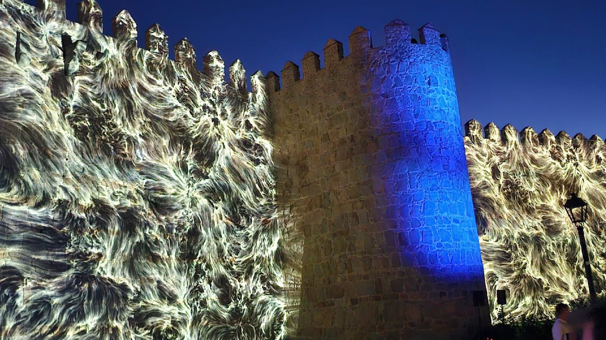 &Aacute;vila Enlight, espect&aacute;culo audiovisual sobre la muralla.