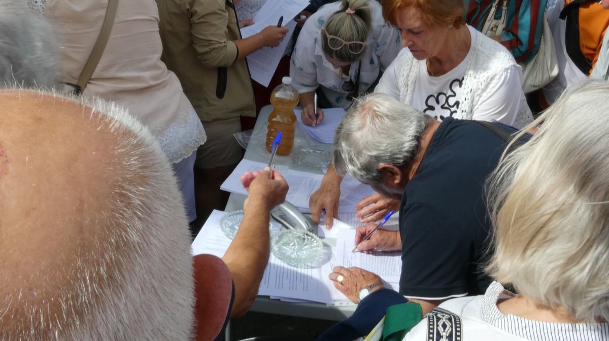 M&aacute;s de 600 personas se manifiestan por la calidad del agua en Piedrah&iacute;ta