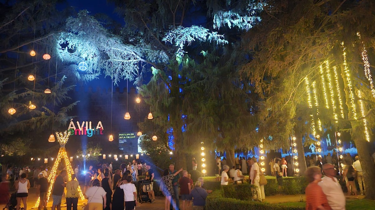 &Aacute;vila Enlight, espect&aacute;culo audiovisual sobre la muralla.