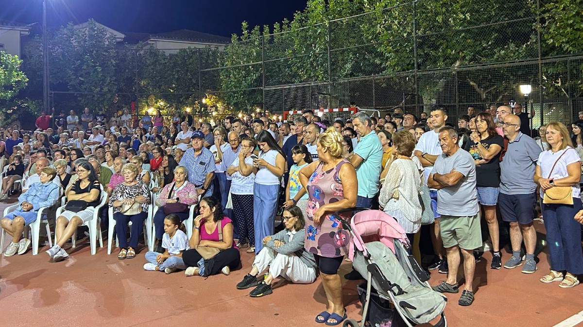 Homenaja a los voluntarios que hicieron frente al incendio.