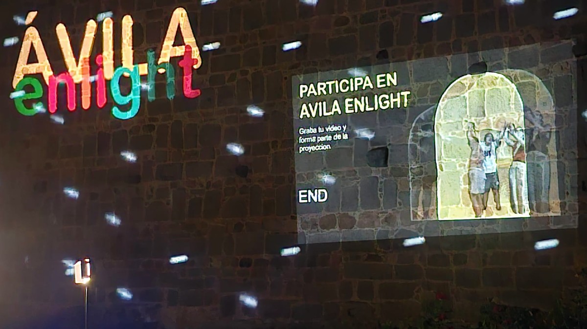 &Aacute;vila Enlight, espect&aacute;culo audiovisual sobre la muralla.