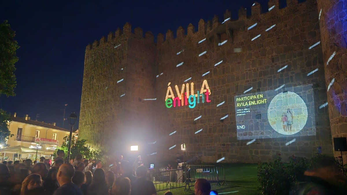 &Aacute;vila Enlight, espect&aacute;culo audiovisual sobre la muralla.