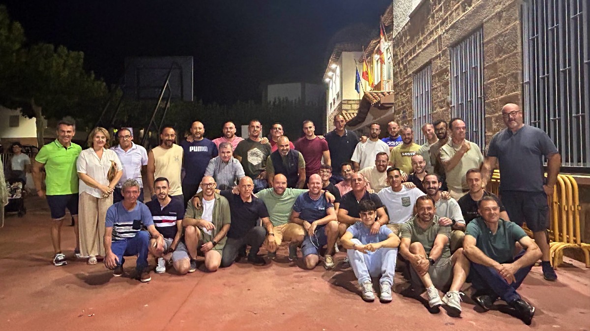 Homenaja a los voluntarios que hicieron frente al incendio.