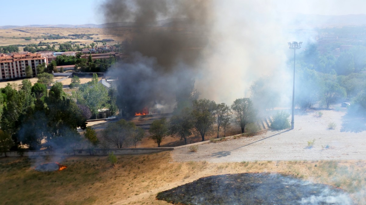 Incendio de un veh&iacute;culo en la calle Bilbao.