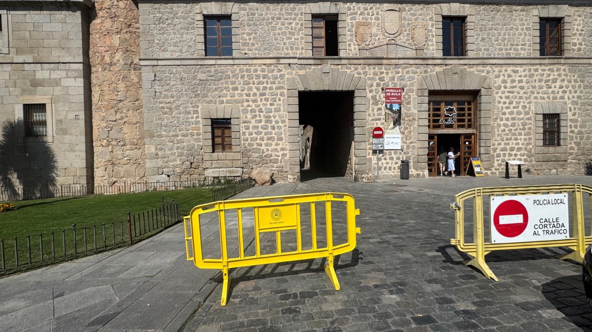 Corte al tr&aacute;fico por el Arco de la Catedral