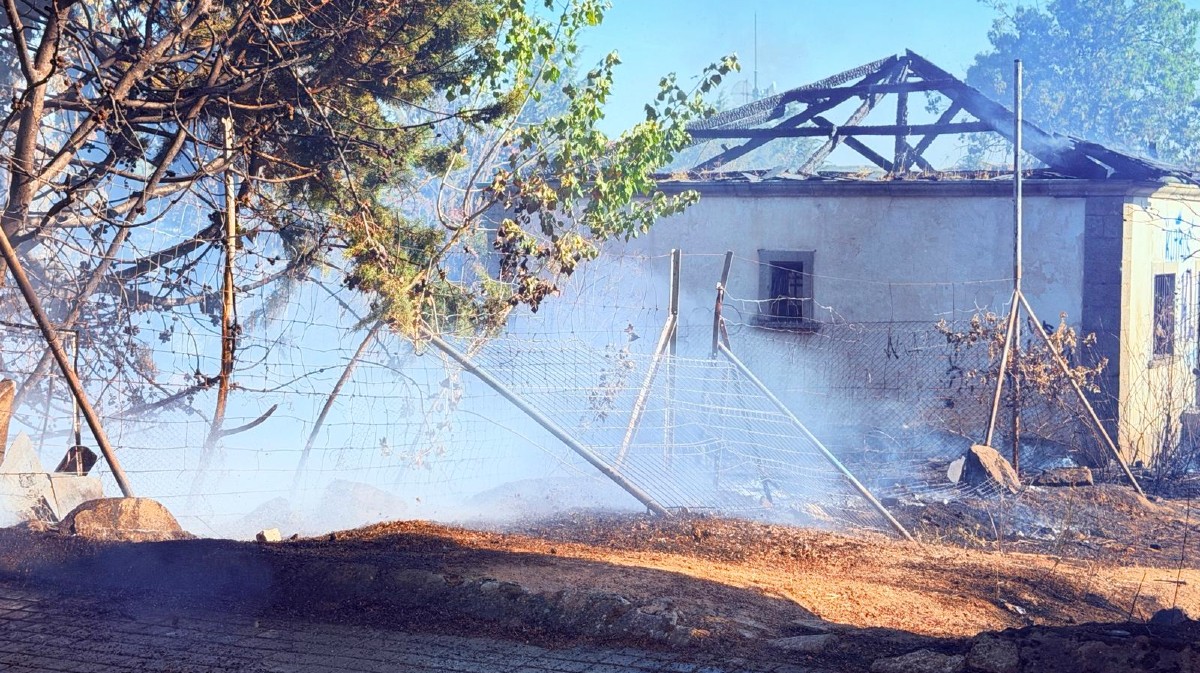 Incendio de un veh&iacute;culo en la calle Bilbao.