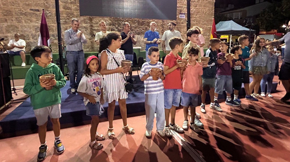 Homenaja a los voluntarios que hicieron frente al incendio.