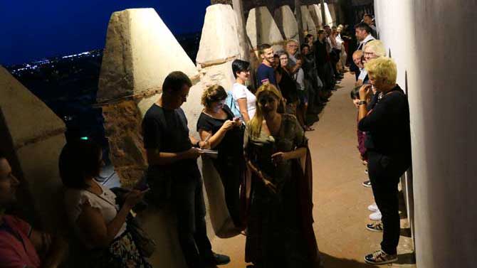 Turistas en las representaciones en la muralla.