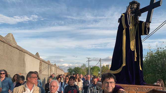 Procesi&oacute;n de la bajada del Cristo en Adanero.