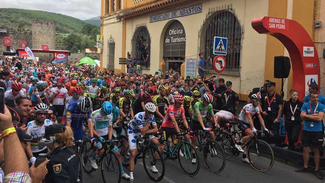 Salida de La Vuelta en Arenas de San Pedro.