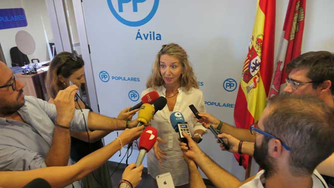 Alicia García ante los periodistas.