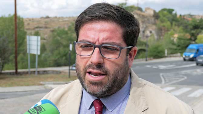 El alcalde ante los periodistas, este lunes.