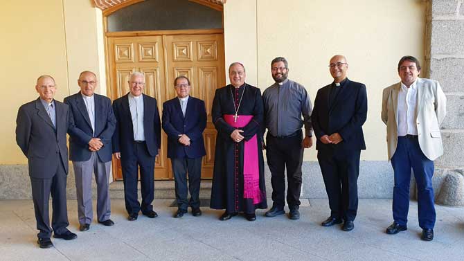 El obispo de Ávila con los vicarios y la Curia Diocesana.