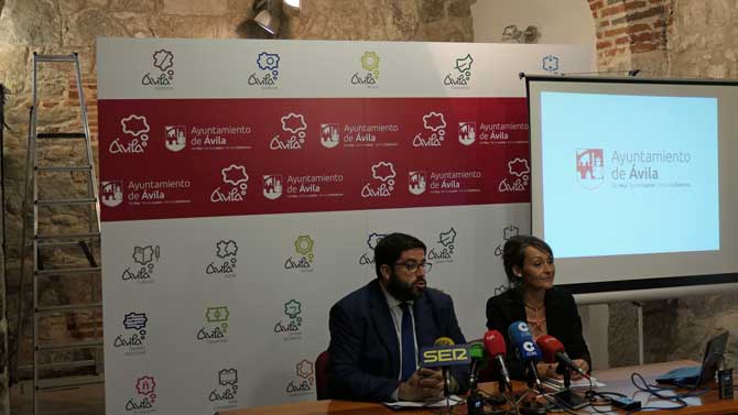 Alcalde y teniente de alcalde, en rueda de prensa el martes.