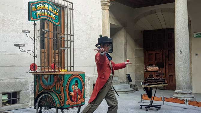 ‘El señor de las peonzas’,  de Aquiles y Penélope.