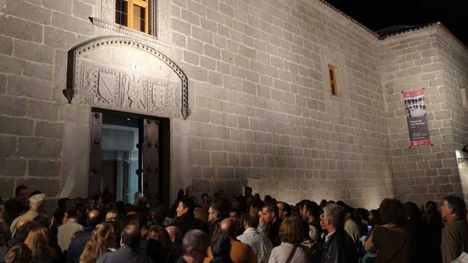 Visita guiada ante el Palacio de los Verdugo.