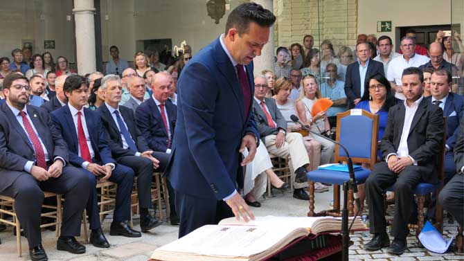 &Aacute;lvarez de Alba en su toma de posesi&oacute;n como diputado provincial.