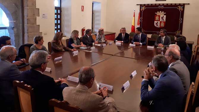 El consejero de Presidencia reunido con los responsables de la Junta en &Aacute;vila.