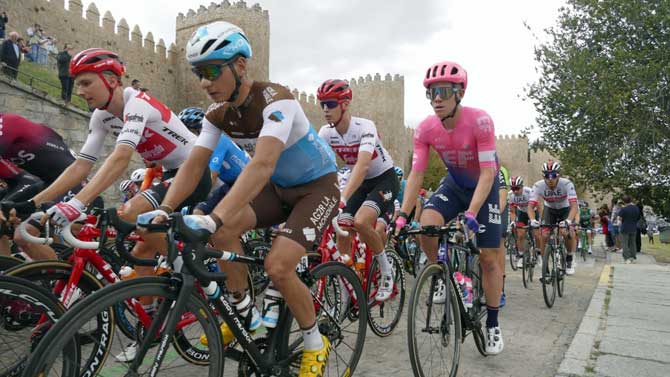 La Vuelta ante la muralla de Ávila.