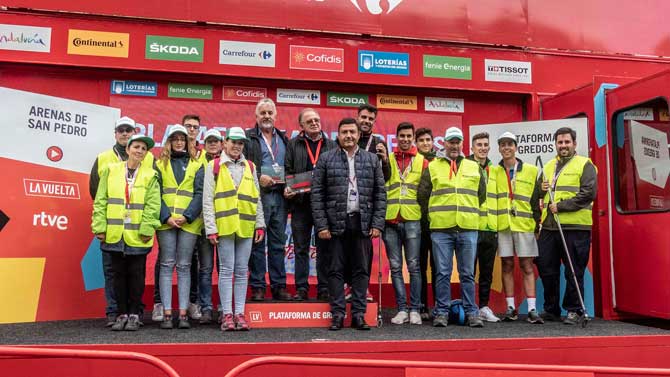 Voluntarios participantes en la batida de limpieza tras el final de etapa en Gredos.