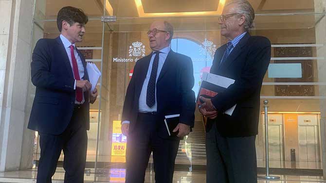 Arturo Barral, Jes&uacute;s Caro y V&iacute;ctor Morugij en el Ministerio de Fomento.