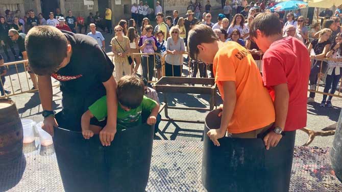 Concurso infantil de pisada de uva en Navatalgordo.