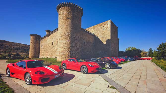Concentración de ferraris ante el castillo de El Barco de Ávila.
