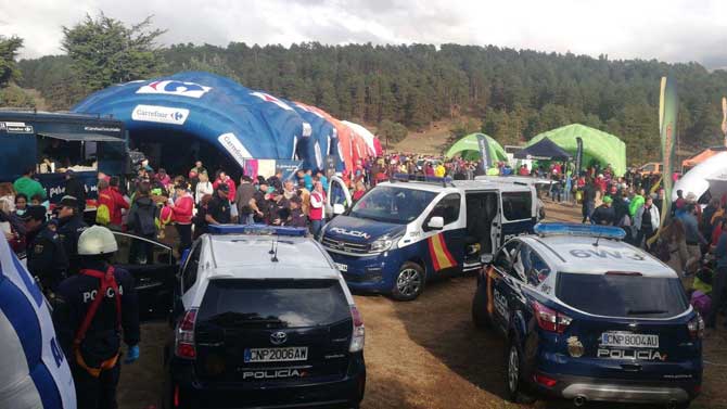 Demostración de efectivos de la Policía en Hoyos del Espino.