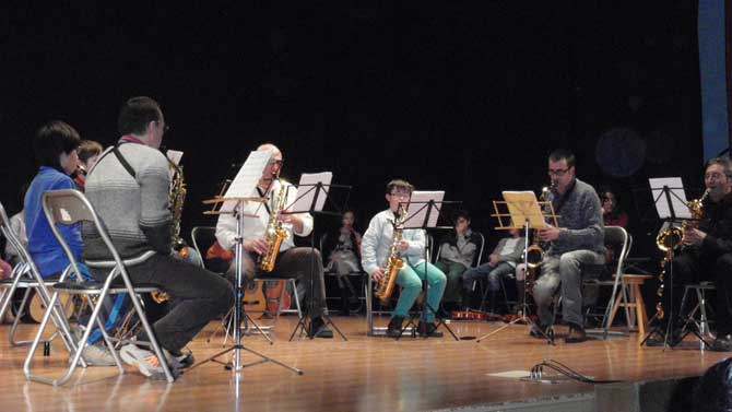 Actuación de alumnos de la Escuela de Música de Arenas.