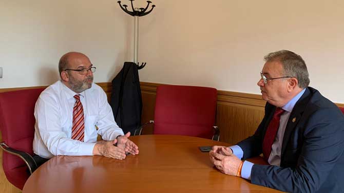 Pedro Cabrero reunido con Antonio Calonge.