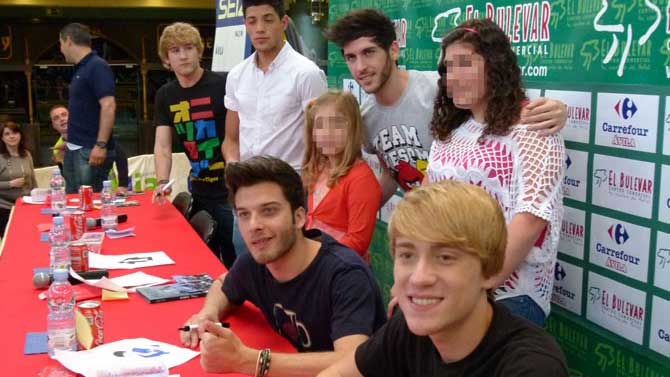 Blas Cant&oacute;, entre los componentes de Auryn en 2013.
