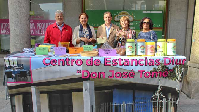 El alcalde de Ar&eacute;valo en una mesa informativa de la Asociaci&oacute;n de Familiares de Enfermos de Alzheimer.