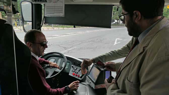 El alcalde en el autobús urbano.