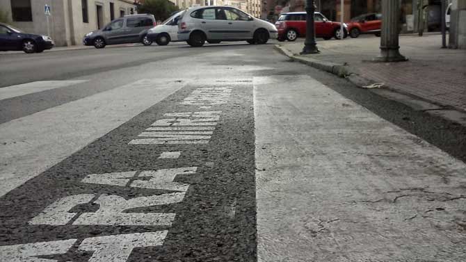 Paso de peatones en el Paseo de la Estación.