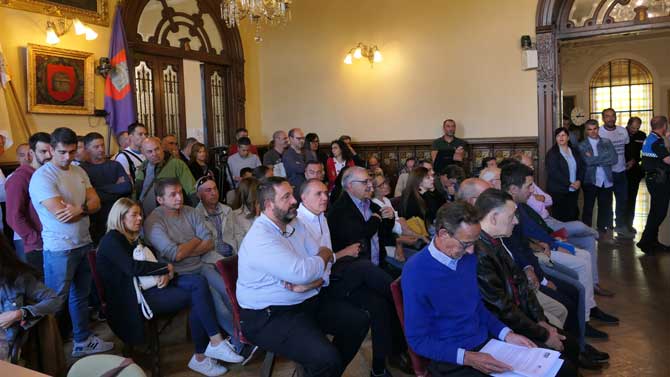 Agentes de polic&iacute;a entre el numeroso p&uacute;blico asistente al pleno municipal.