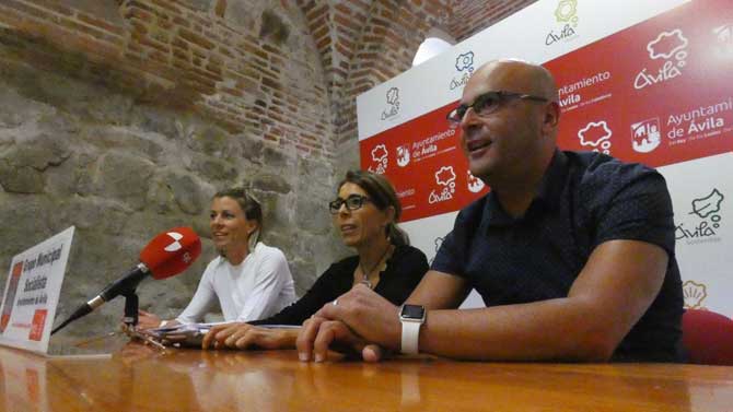 Eva Arias, Yolanda Vázquez y Josue Aldudo, concejales del PSOE.