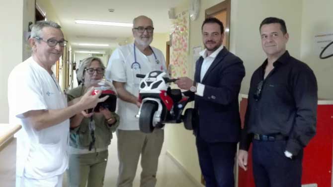 Entrega de una moto infantil al Hospital de Sonsoles.
