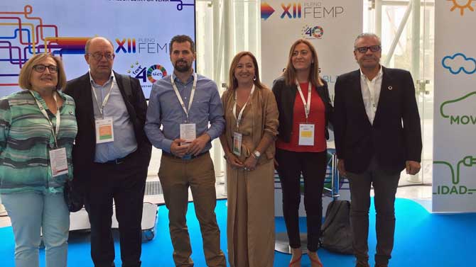 Luis Tudanca y Virginia Barcones con alcaldes del PSOE de &Aacute;vila.