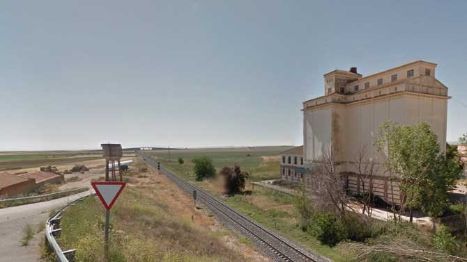 V&iacute;a &Aacute;vila-Salamanca a su paso por Crespos.