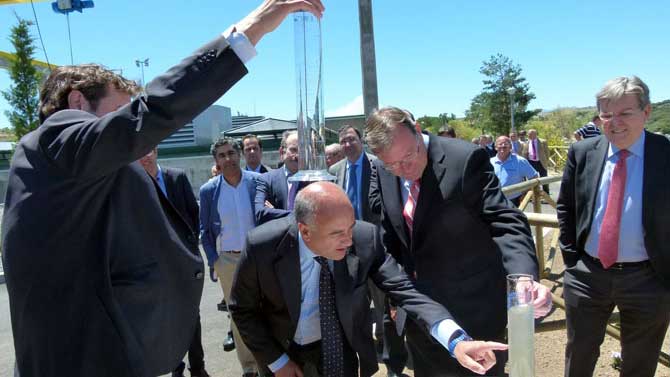 Agua antes y después de depurar en la inauguración de la depuradora en 2014.