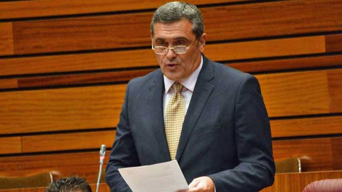 Pedro Pascual en el pleno de las Cortes.