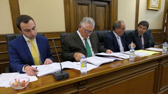 Alberto Encinar, portavoz de Por Ávila (derecho), en un pleno de la Diputación.