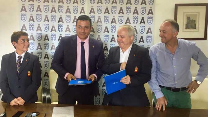 Convenio entre la Diputación y la Federación de Karate para celebrar la liga infantil en Ávila.