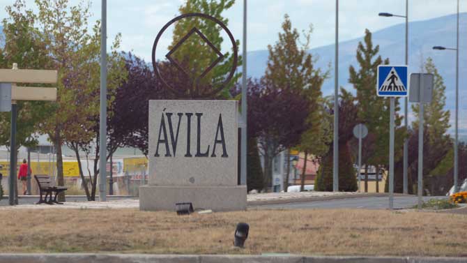Logotipo de las Ciudades Patrimonio en una rotonda de Ávila.