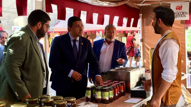Visita  a los estands de Ávila Auténtica en el Mercado Medieval.