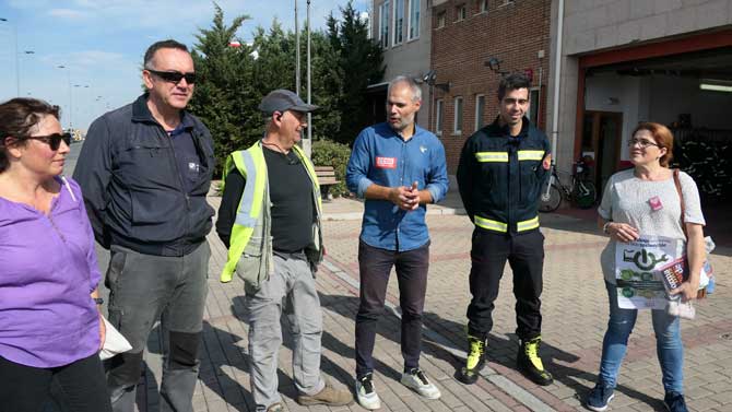 El secretario de CCOO y otros miembros del sindicato ante el Parque de Bomberos.