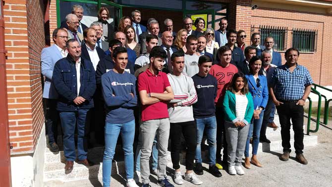 El consejero con los alumnos de FP Dual de porcino.