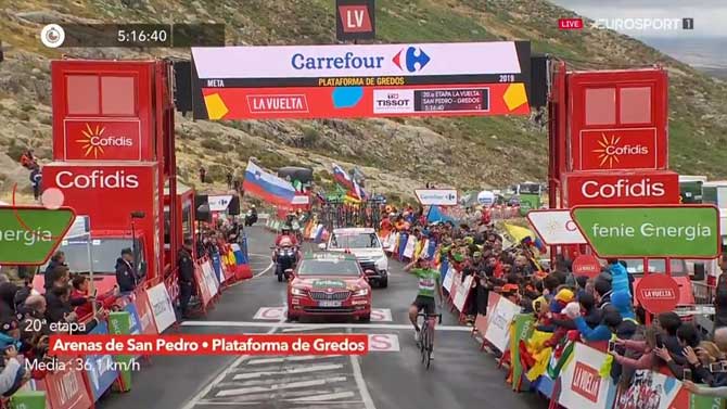 El ganador de la penúltima etapa llega a meta en la Plataforma de Gredos.