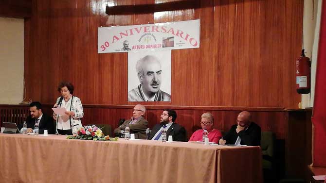 La hija de Arturo Duperier en el aniversario de la Asociación de Vecinos que lleva su nombre.